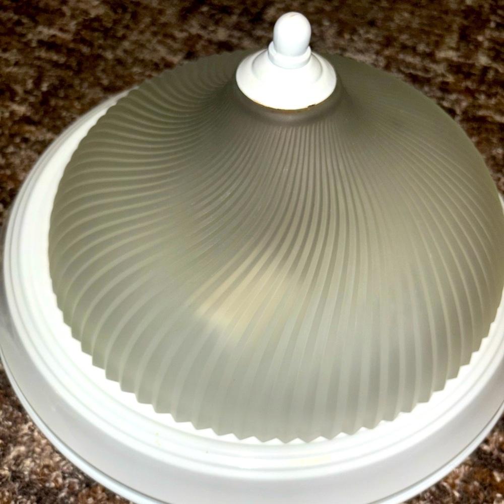 Flush mount ceiling fixture